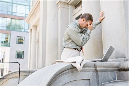 problème d'ordinateur - Homme d'affaires avec ordinateur portable à l'extérieur Photographie de stock - Rights-Managed, Code: 700-03075247