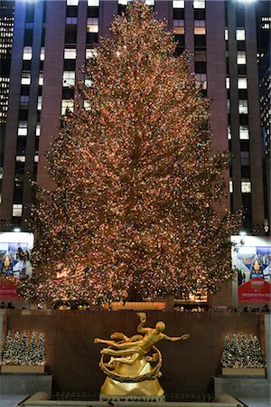 simsearch:700-01694074,k - Sapin de Noël illuminé au Rockefeller Center de New York City, New York, États-Unis Photographie de stock - Rights-Managed, Code: 700-03075613