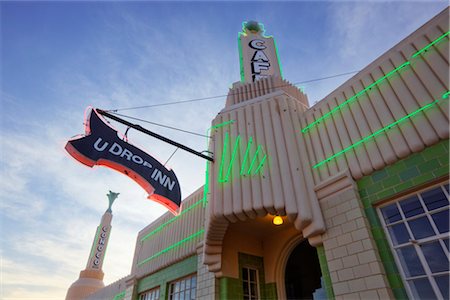 route 66 - U-Drop Inn et Conoco tour sur la Route 66, Shamrock, Texas, USA Photographie de stock - Rights-Managed, Code: 700-03075733