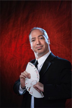 Man Holding Playing Cards Foto de stock - Direito Controlado, Número: 700-03075946