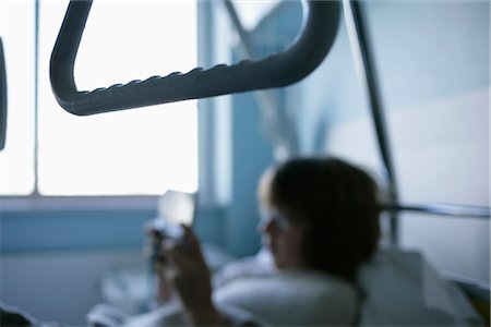 de bolsillo - Boy Playing Video Games in Hospital Room Foto de stock - Con derechos protegidos, Código: 700-03075940