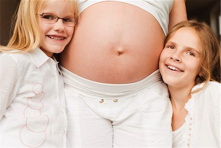 Pregnant Mother with Daughters Foto de stock - Con derechos protegidos, Código: 700-03152399