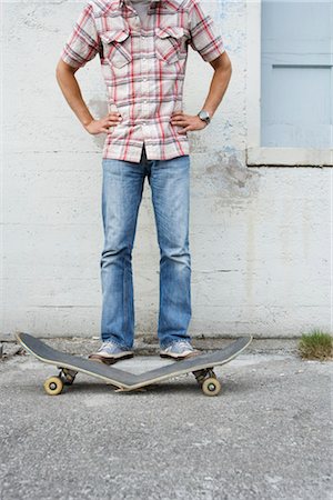 simsearch:700-03152424,k - Homme avec Skateboard cassé Photographie de stock - Rights-Managed, Code: 700-03152424