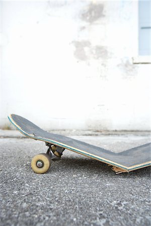 Skateboard cassé Photographie de stock - Rights-Managed, Code: 700-03152425
