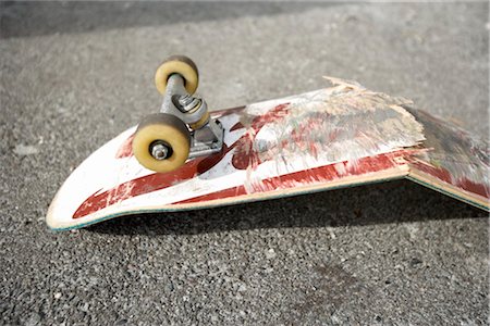 Skateboard cassé Photographie de stock - Rights-Managed, Code: 700-03152426