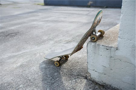 simsearch:700-03152424,k - Skateboard cassé Photographie de stock - Rights-Managed, Code: 700-03152427