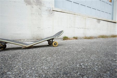 simsearch:700-03152424,k - Skateboard cassé Photographie de stock - Rights-Managed, Code: 700-03152420