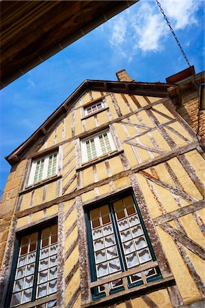 diner - Looking Up at Half Timber Building in Dinan, Ille-et-Vilaine, Brittany, France Foto de stock - Con derechos protegidos, Código: 700-03152904