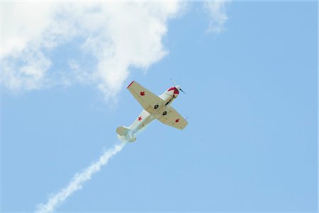 parte inferior - Airplane doing Aerobatics in Air Show, Olympia, Washington, USA Foto de stock - Con derechos protegidos, Código: 700-03166519