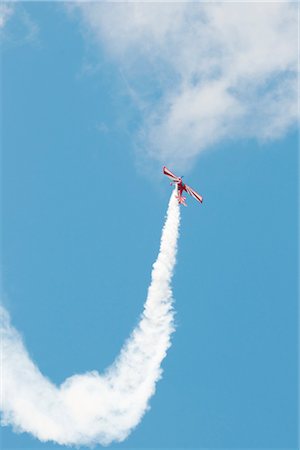 Airplane doing Aerobatics at Air Show, Olympia, Washington, USA Foto de stock - Con derechos protegidos, Código: 700-03166510