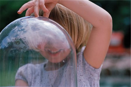 Petite fille regardant un verre spécial pour fromage, Argentan, Orne, Normandie, France Photographie de stock - Rights-Managed, Code: 700-03178400