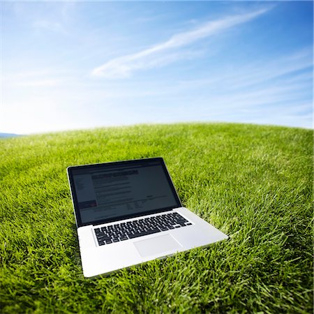 Nature morte d'ordinateur portable sur l'herbe Photographie de stock - Rights-Managed, Code: 700-03178526