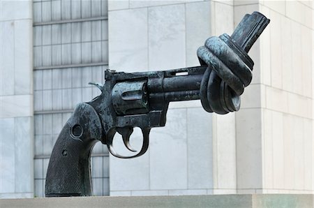 Pistolet tordu Sculpture, siège des Nations Unies, Manhattan, New York City, New York, USA Photographie de stock - Rights-Managed, Code: 700-03178551