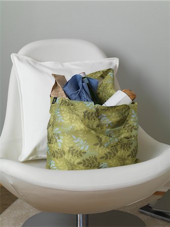 saco - Still Life of Reusable Shopping Bag on Chair Foto de stock - Con derechos protegidos, Código: 700-03178955