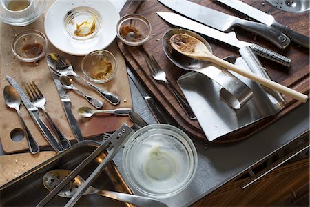 prepared dish - Dirty Dishes on Kitchen Counter Foto de stock - Con derechos protegidos, Código: 700-03178994