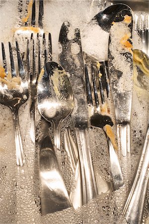 Dirty Cutlery Soaking in the Sink Foto de stock - Con derechos protegidos, Código: 700-03179006