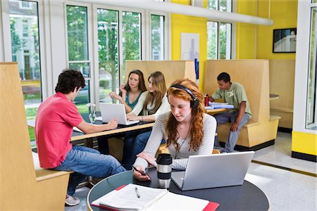 résidence universitaire - Étudiants qui étudient Photographie de stock - Rights-Managed, Code: 700-03179094