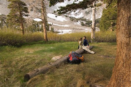 Paar, sitzen auf Log, Horton See, Inyo National Forest, Kalifornien, USA Stockbilder - Lizenzpflichtiges, Bildnummer: 700-03195000