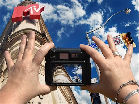 people looking up at camera - Hands Holding Digital Camera Photographing Masonic Temple, Toronto, Ontario Foto de stock - Con derechos protegidos, Código: 700-03202548