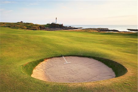 Sandhindernisse auf Fairway, Leuchtturm und Ozean im Hintergrund, Turnberry Golfplatz, Turnberry, South Ayrshire, Schottland Stockbilder - Lizenzpflichtiges, Bildnummer: 700-03210334