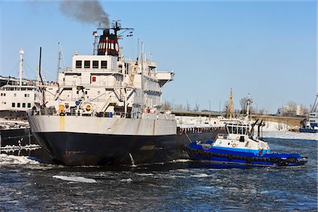 simsearch:700-03368680,k - Tug Boat and Laker Ship in Harbour, Montreal, Quebec, Canada Foto de stock - Con derechos protegidos, Código: 700-03210449