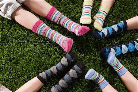 simsearch:6122-07696599,k - Enfants porter des chaussettes Photographie de stock - Rights-Managed, Code: 700-03210503