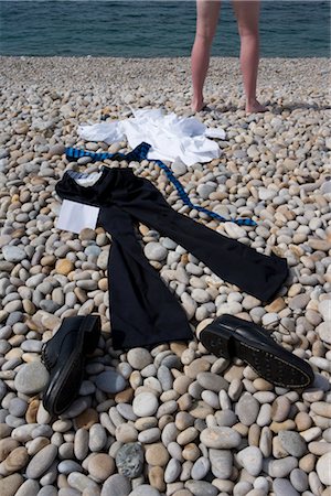 después del trabajo - Businessman and Scattered Clothes on the Beach Foto de stock - Con derechos protegidos, Código: 700-03210679