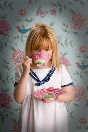 porcelaine fine - Little Girl boire thé Photographie de stock - Rights-Managed, Code: 700-03210684