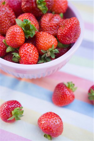 fresh linens - Bowl of Strawberries Stock Photo - Rights-Managed, Code: 700-03229377