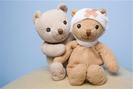 Teddy Bear with Bandage on Head Foto de stock - Con derechos protegidos, Código: 700-03229761