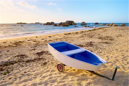 Chaloupe à rames sur Brignogan-Plage, la plage, Finistere, Bretagne, France Photographie de stock - Rights-Managed, Code: 700-03230033