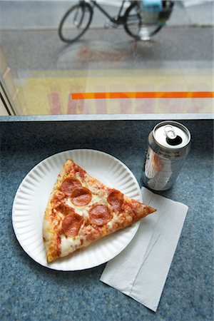 refresco - Pizza Slice and Can of Pop Foto de stock - Con derechos protegidos, Código: 700-03230284