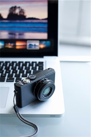 digitalkamera - Stillleben mit Digitalkamera auf einem Laptopcomputer Stockbilder - Lizenzpflichtiges, Bildnummer: 700-03230296