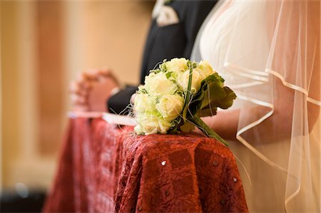 fuschlsee - Nahaufnahme der paar kniend am Altar Hochzeit Gelübde, Salzburg, Österreich Stockbilder - Lizenzpflichtiges, Bildnummer: 700-03244005