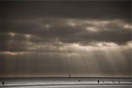 Sonnenstrahlen durch den dunklen Himmel, West Wittering Beach, West Sussex, England, UK Stockbilder - Lizenzpflichtiges, Bildnummer: 700-03244049