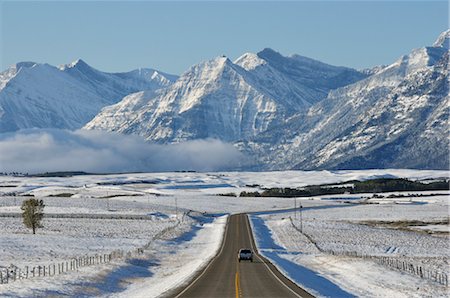 prärie - Straße und Rocky Mountains in der Nähe von Waterton Lakes, Alberta, Kanada Stockbilder - Lizenzpflichtiges, Bildnummer: 700-03244167