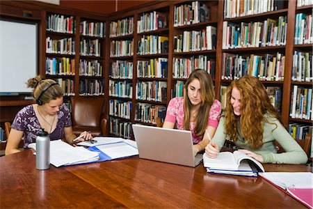 Collège étudiants étudient dans la bibliothèque Photographie de stock - Rights-Managed, Code: 700-03244305