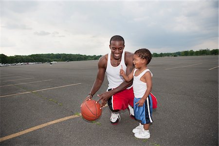 simsearch:700-06758132,k - Vater und Sohn, die Basketball spielen Stockbilder - Lizenzpflichtiges, Bildnummer: 700-03244347