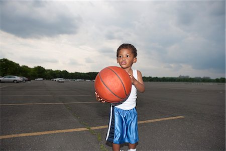 Young Boy Playing Basketball Foto de stock - Direito Controlado, Número: 700-03244342