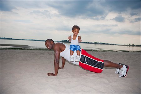 Père et fils, faire des pompes sur la plage Photographie de stock - Rights-Managed, Code: 700-03244350