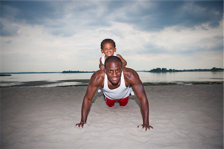 simsearch:700-06758132,k - Vater und Sohn Doing Push-ups am Strand Stockbilder - Lizenzpflichtiges, Bildnummer: 700-03244351