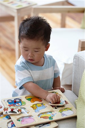 rompecabezas - Little Boy Playing With Puzzle Foto de stock - Con derechos protegidos, Código: 700-03240585