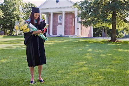 simsearch:600-02312365,k - College Graduate Holding Bouquet of Flowers Foto de stock - Con derechos protegidos, Código: 700-03294877