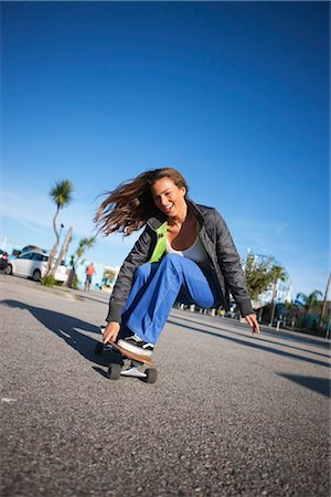 sports fashion - Woman Skateboarding on the Boardwalk, Santa Cruz, California, USA Foto de stock - Con derechos protegidos, Código: 700-03294995