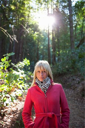 damenmode - Femme debout dans la forêt de séquoias près de Santa Cruz, Californie, USA Photographie de stock - Rights-Managed, Code: 700-03295045