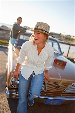 Frau sitzt auf der Motorhaube eines Autos Vintage am Strand, Santa Cruz, Kalifornien, USA Stockbilder - Lizenzpflichtiges, Bildnummer: 700-03295054