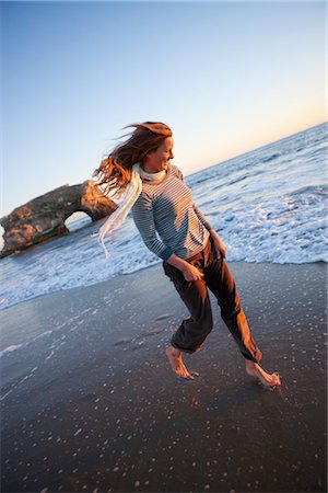 santa cruz - Woman Running on the Beach, Santa Cruz, California, USA Foto de stock - Con derechos protegidos, Código: 700-03295083