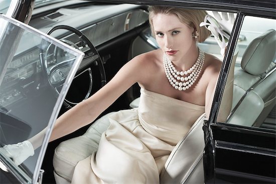 Portrait of Glamourous Woman in a 1964 Chevrolet Imperial LeBaron Photographie de stock - Premium Droits Gérés, Artiste: Michael Mahovlich, Le code de l’image : 700-03295279