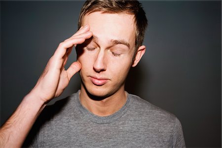 futility - Man Holding His Head Foto de stock - Con derechos protegidos, Código: 700-03290038