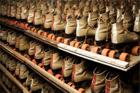 patinage - Row of Roller Skates on Shelf Foto de stock - Con derechos protegidos, Código: 700-03290040